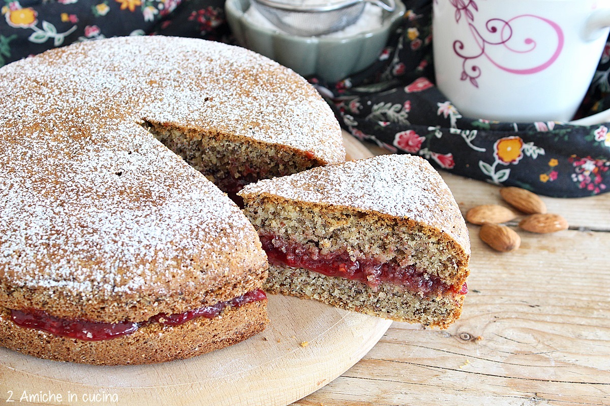 Torta di grano saraceno e mandorle con confettura di lamponi