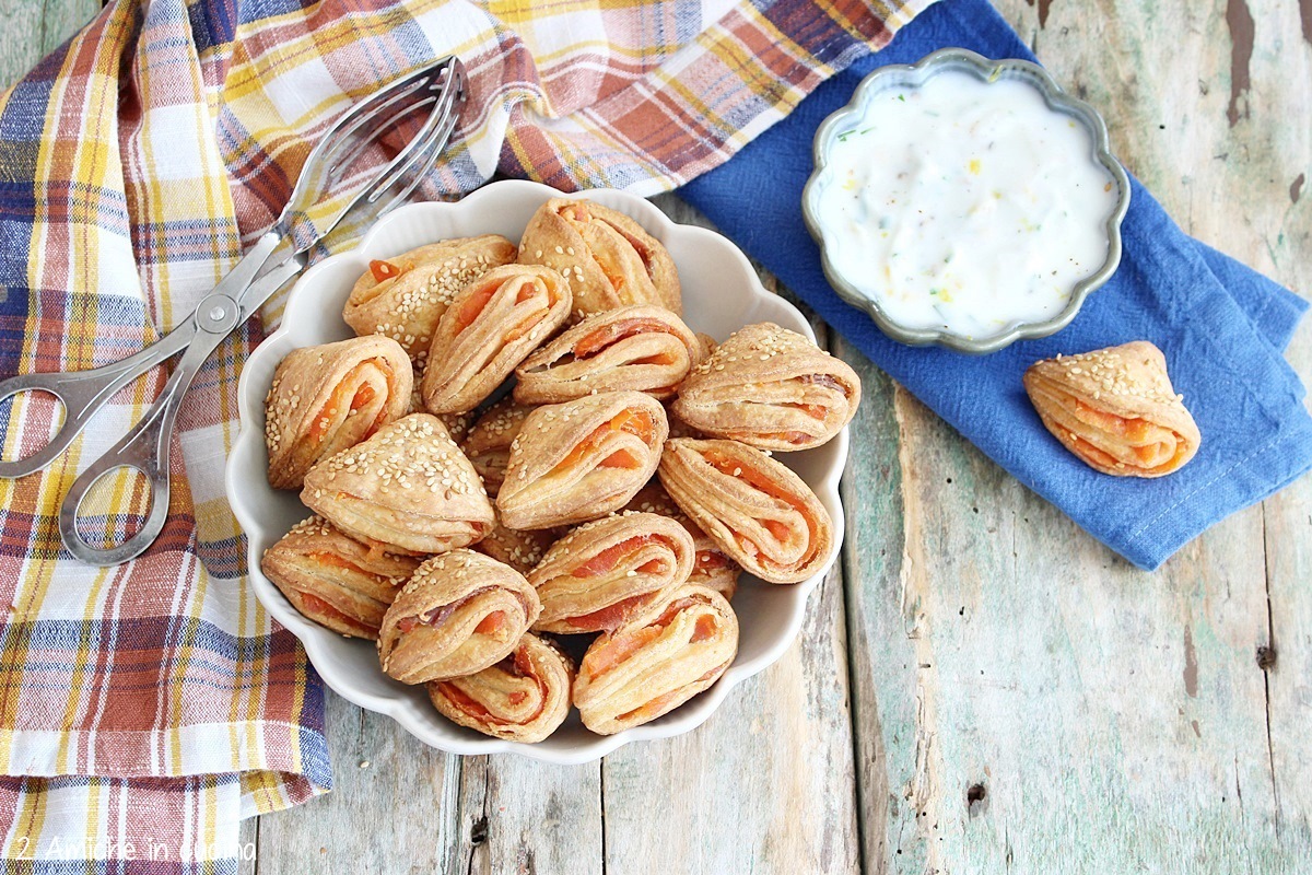 Biscotti salati da aperitivo con trota affumicata e semi di sesamo