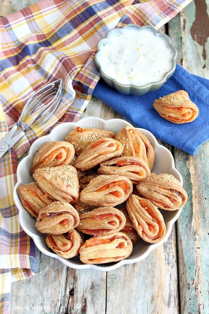 biscotti salati con trota affumicata e salsa allo yogurt