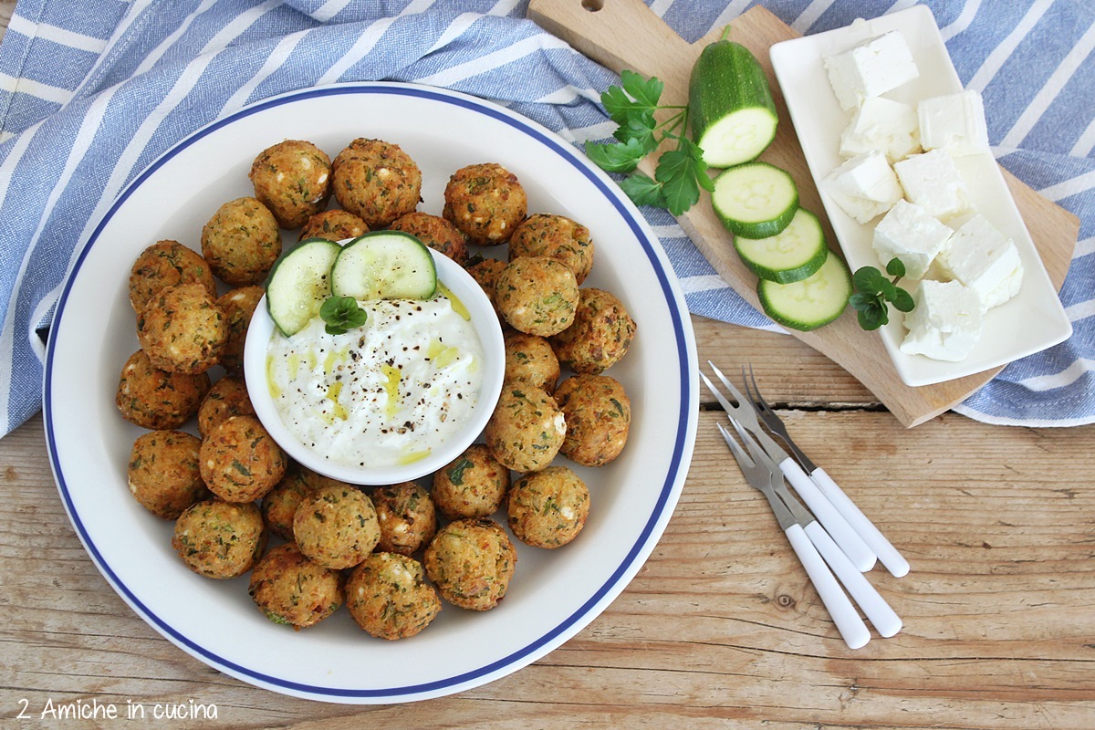 piatto di polpette greche con zucchine e salsa tzaziki