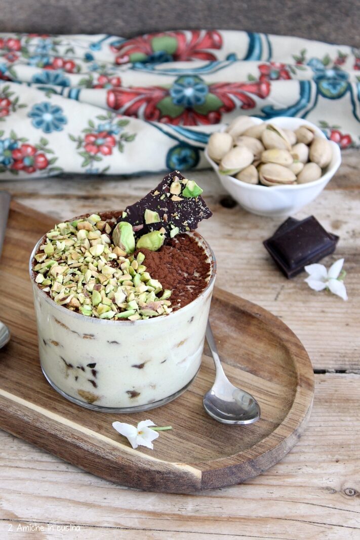bicchierino di tiramisù al pistacchio con pistacchi tritati e cioccolato fondente
