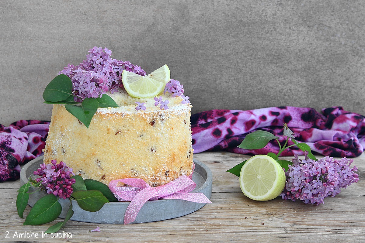 chiffon cake aromatizzata e decorata con fiori di lillà