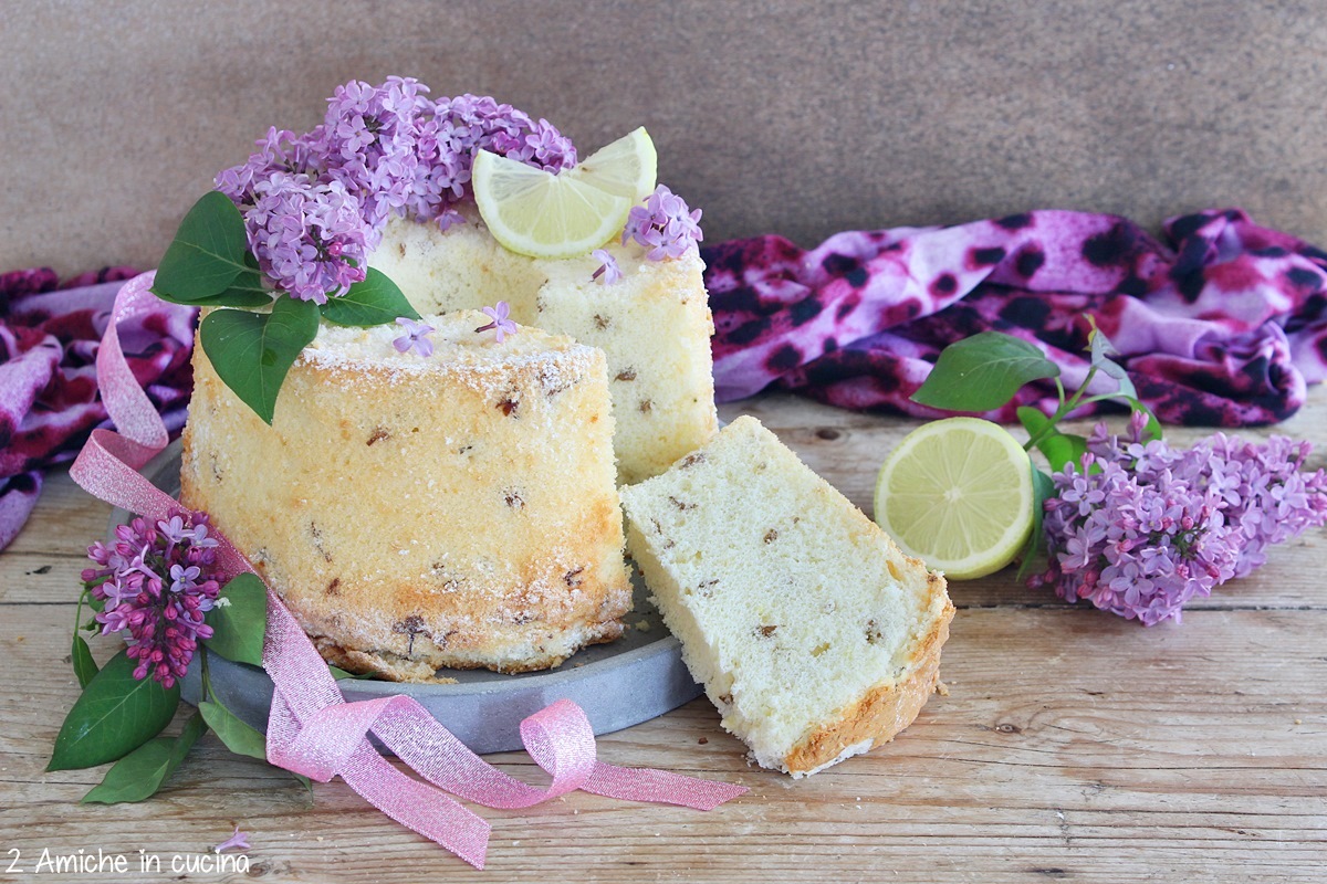 fetta soffice di chiffon cake al limone e lillà