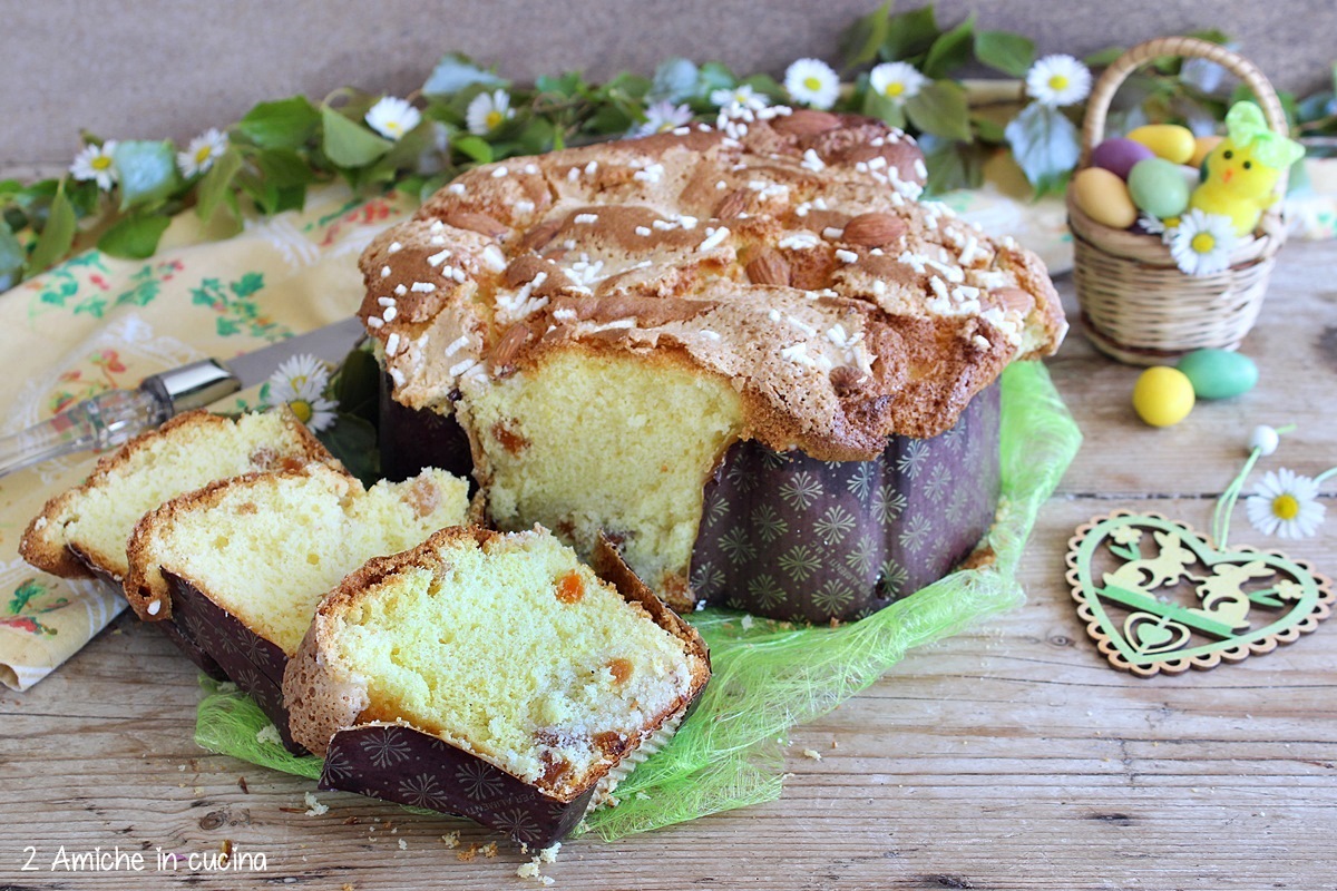 chiffon cake sofficissima con albicocche disidratate e glassa alle mandorle, cotta nello stampo colomba
