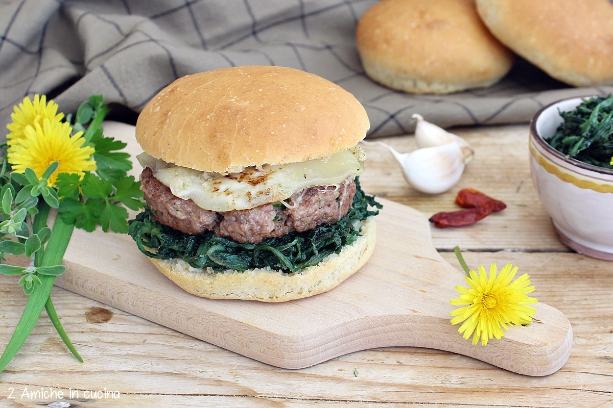 panino di farro con hamburger di cinghiale con erbette selvatiche e pecorino