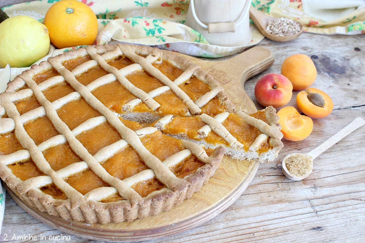 crostata vegana con farina di farro e albicocche fresche