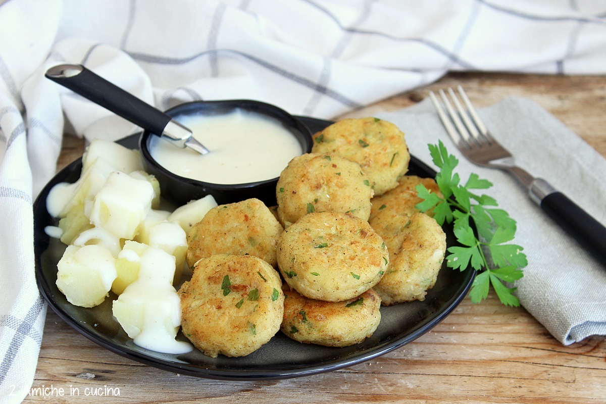 polpette di pesce alla maniera islandese con patate lesse e salsa bianca