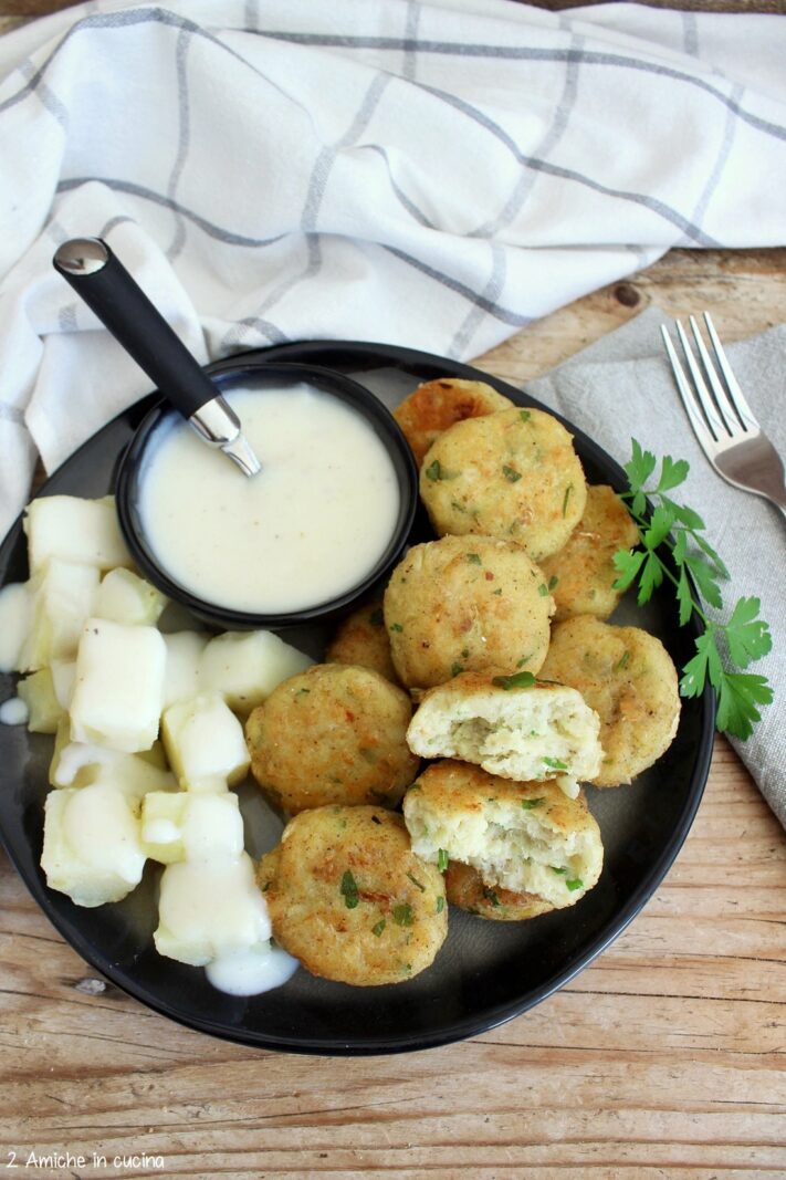 polpette di pesce tipiche dell'Islanda con patate lesse in salsa bianca