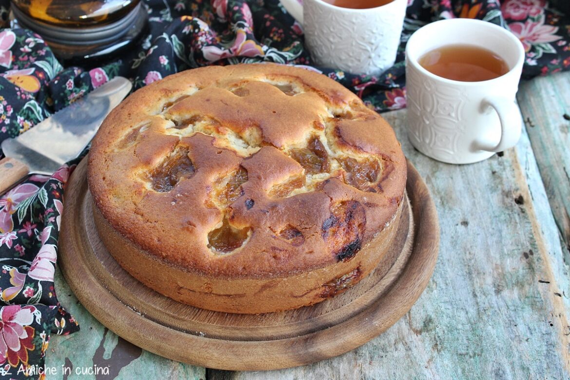 torta sofficissima con prugne sciroppate