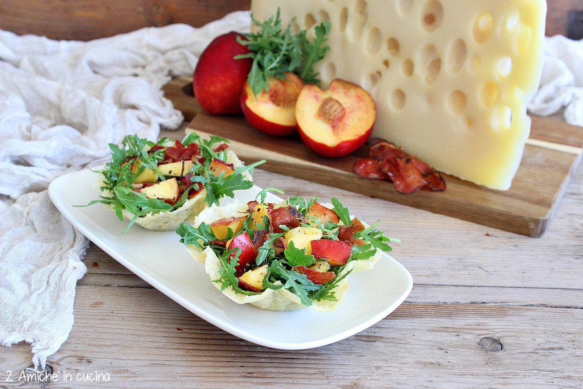 cestini croccanti di emmental farciti con speck, pesche rucola