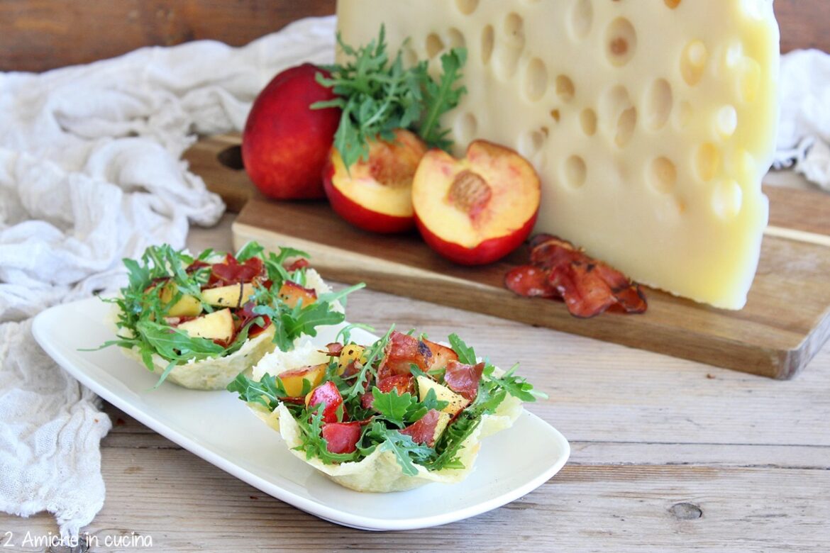 cestini di emmental Grand Pavois con rucola, pesche e speck croccante