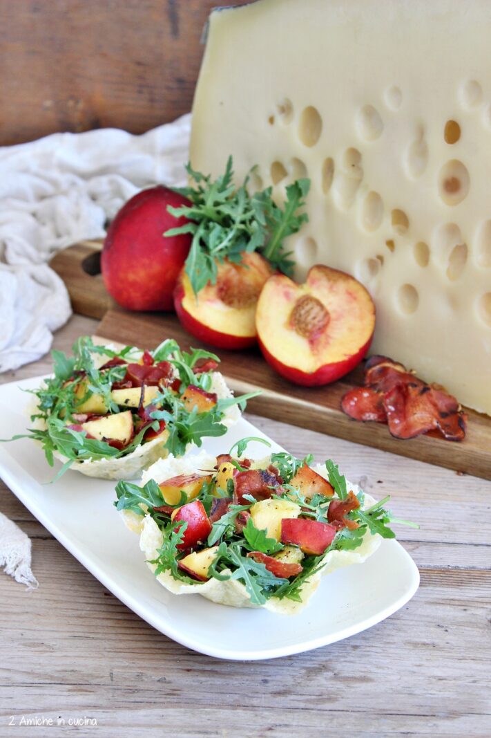 antipasto estivo con emmental, speck, rucola, pesche