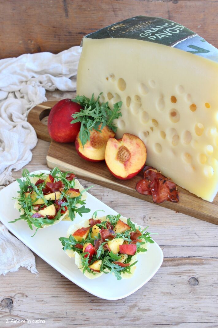 cestini di emmental, speck, pesche, rucola