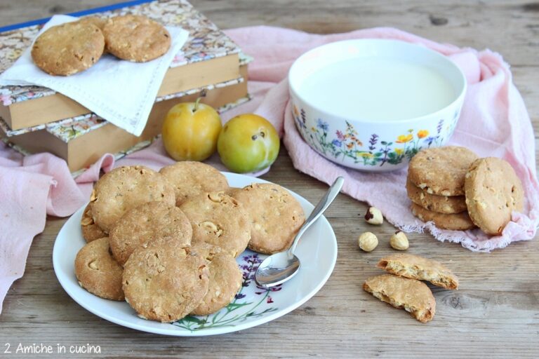 bisscotti senza zuccheri aggiunti alle prugne con nocciole e fare di cereali, senza lattosio