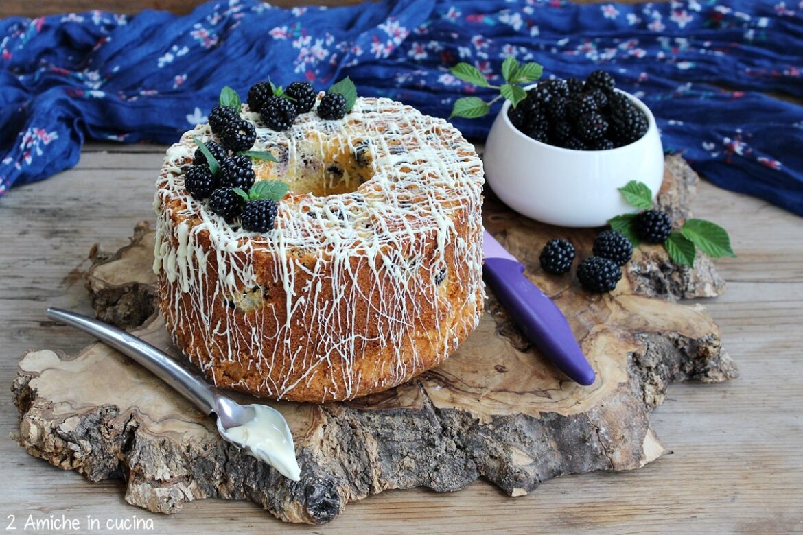 chiffon cake soffice alle more e limone con copertura di cioccolato bianco e more fresche