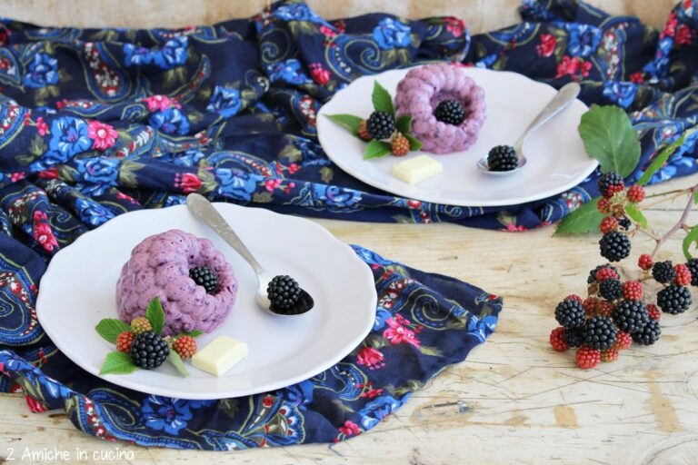 semifreddo alle more di rovo e yogurt greco con cioccolato bianco nello stampo 3D, frutta realistica facile