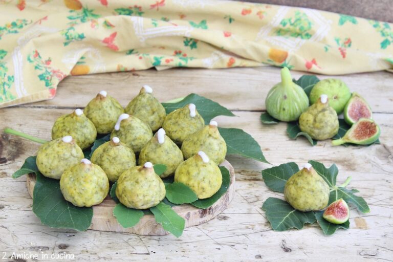 biscotti a forma di fico ripieni di confettura di fichi