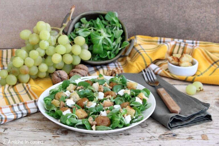 insalata autunnale con frutta, frutta secca e formaggio fresco