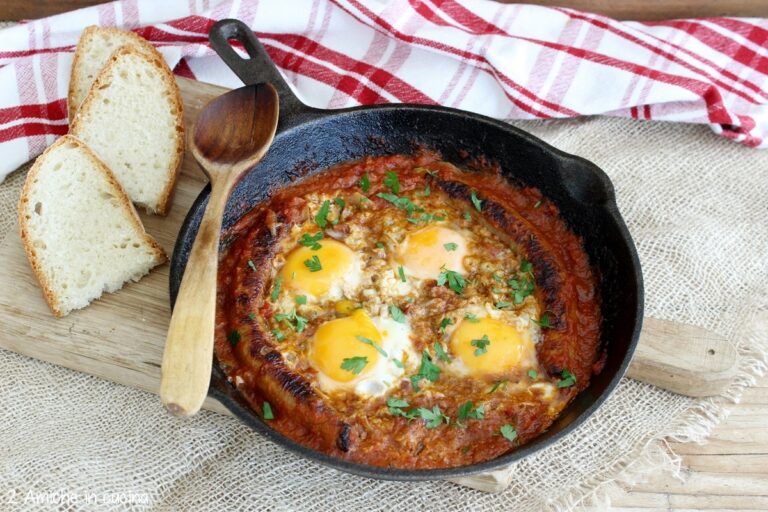 uova pomodoro e salsiccia con harissa tunisina