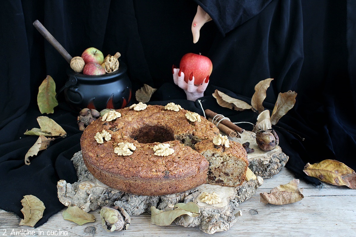 bolo de bruxa, torta brasiliana alle mele e noci con uvetta