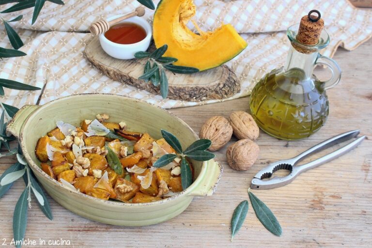 pirofila con zucca cotta in forno aromatizzata con foglie di ulivo